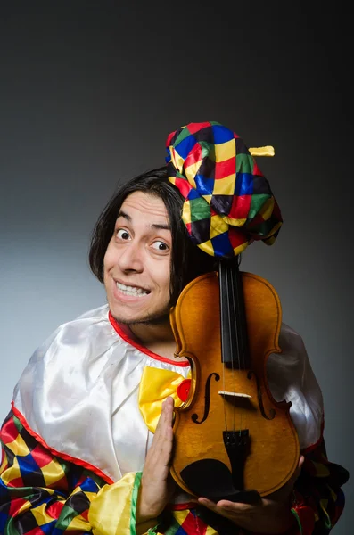 Grappige viool clown speler in muzikaal concept — Stockfoto