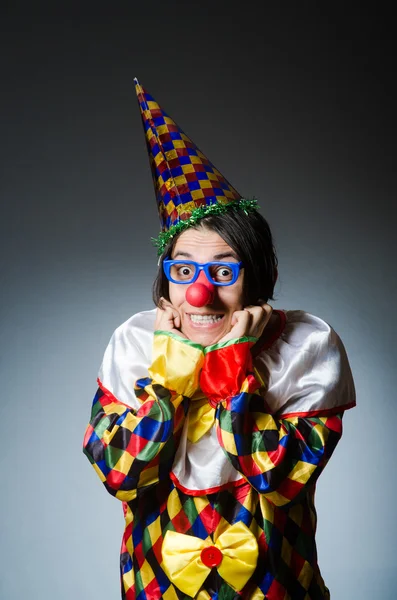 Смішний клоун на темному тлі — стокове фото