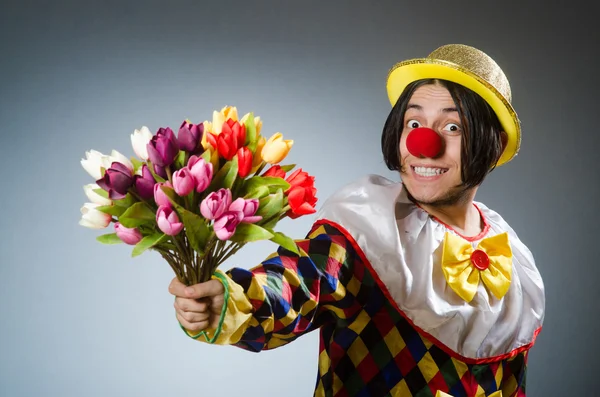 Клоун с цветами тюльпана в смешной концепции — стоковое фото