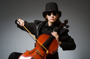 Müzik konsepti içinde klasik Çello çalan kadın