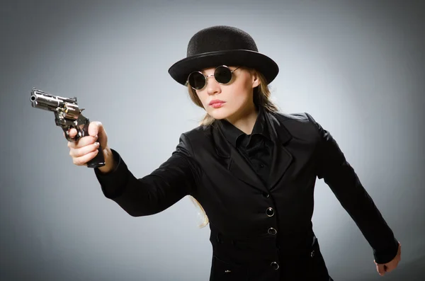 Femme espion avec arme contre gris — Photo