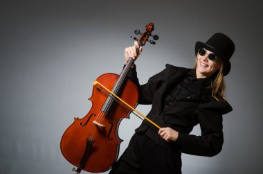 Müzik konsepti içinde klasik Çello çalan kadın