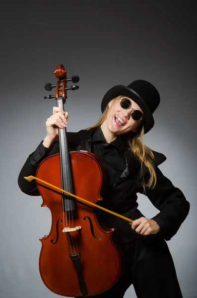 Mujer tocando violonchelo clásico en concepto de música —  Fotos de Stock