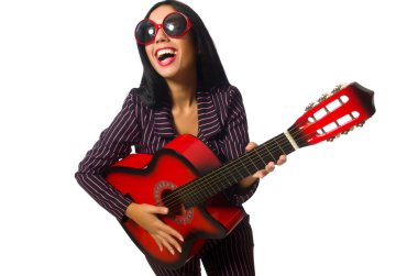 Kadın gitarist beyaz üzerine izole