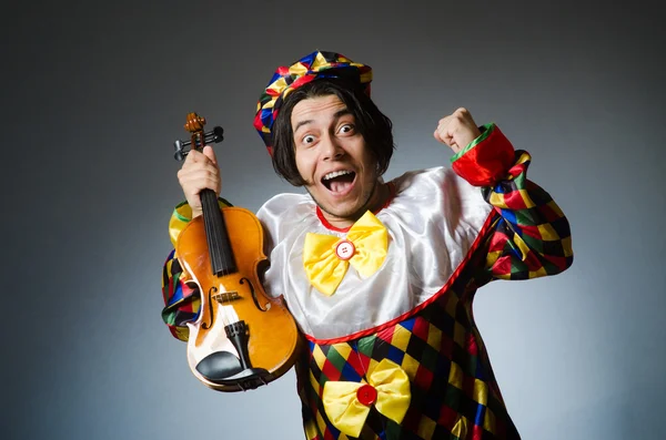 Grappige viool clown speler in muzikaal concept — Stockfoto