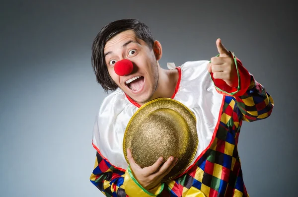 Clown divertente contro sfondo scuro — Foto Stock