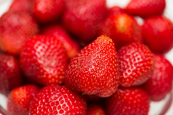 Erdbeeren auf der Auslage arrangiert — Stockfoto