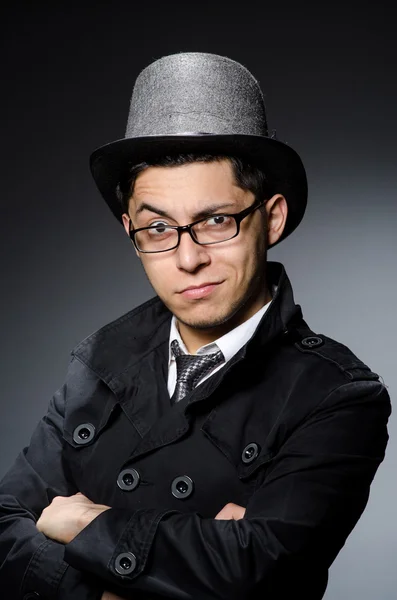 Siyah palto ve şapka gri karşı genç adam — Stok fotoğraf