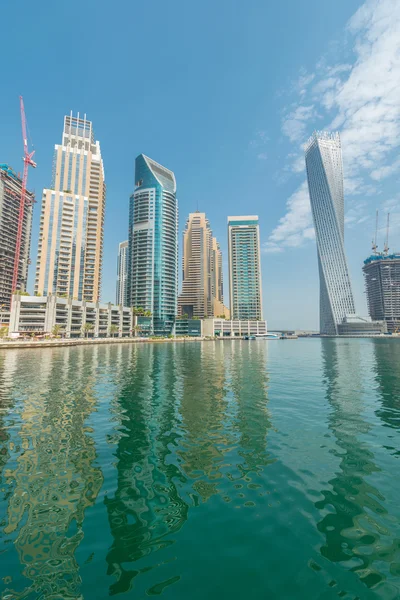 Dubai - AUGUST 9, 2014: Dubai Marina kerület augusztus 9-én az Egyesült Arab Emírségekben. Dubai gyorsan fejlődő város a Közel-Keleten — Stock Fotó