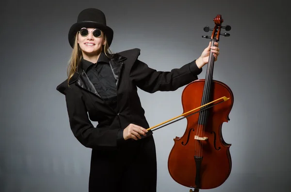 Femme jouant du violoncelle classique dans le concept musical — Photo