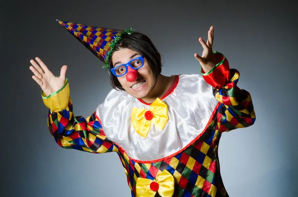 Clown divertente contro sfondo scuro — Foto Stock