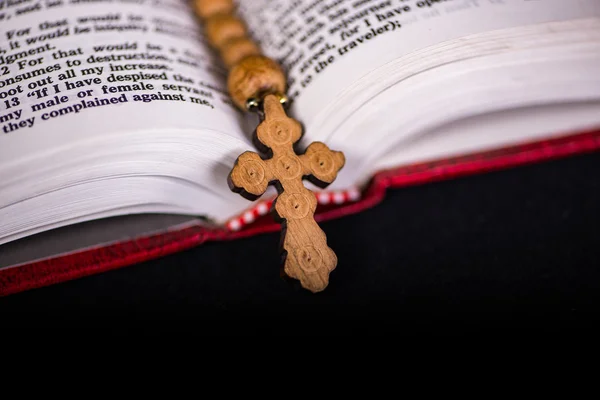 Offene Bibel Mit Kreuz Uber Weissem Hintergrund Literatur Glaube Stock Photo 11122398