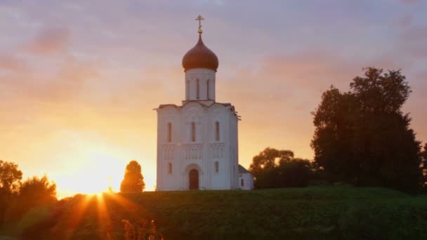 Church of the Intercession on the River Nerl — Stock Footage Church of the Intercession on the River Nerl Royalty Free Stock Video
