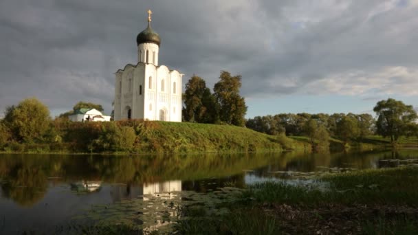 Church of Intercession upon Nerl River — Stock Footage Church of Intercession upon Nerl River Royalty Free Stock Footage
