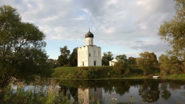 Church of Intercession upon Nerl River — Stock Footage Church of Intercession upon Nerl River Royalty Free Stock Video