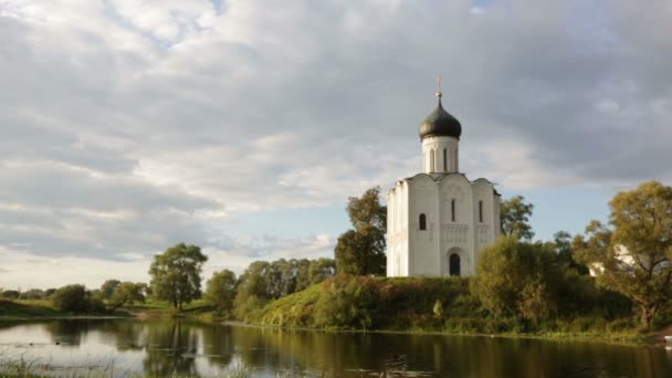 Church of Intercession upon Nerl River — Stock Footage Church of Intercession upon Nerl River Video Clip