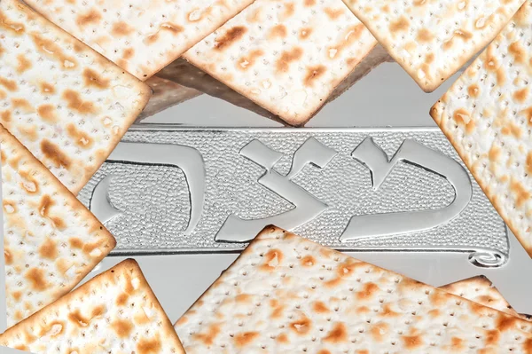 Matza bread for passover celebration on plate — Stock Photo, Image