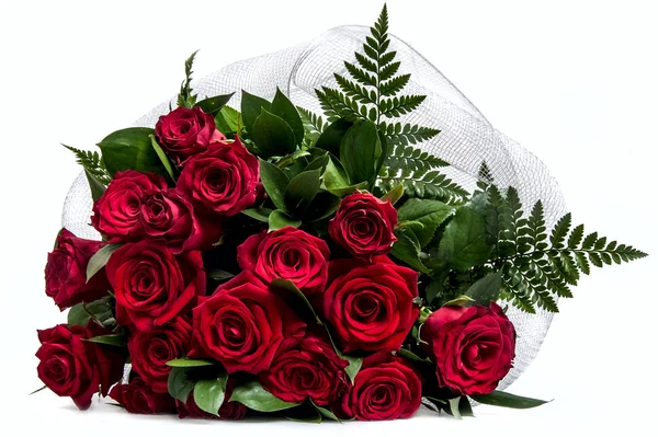 Buquê de rosas vermelhas escuras florescentes — Fotografia de Stock