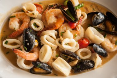 Deniz ürünleri beyaz tabakta kokteyl