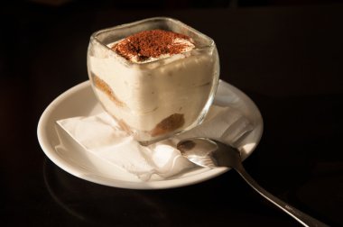 siyah arka plan üzerine bir bardak tiramisu
