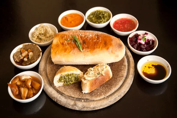 Ingredientes de comida italiana fondo con pan rebanado Ciabatta romero sobre tabla de madera —  Fotos de Stock