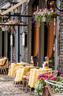 masa ve sandalye ile kahve Teras sokak görünümü