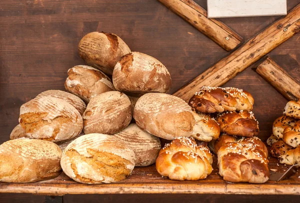 Freshly baked bread for sale on market — Stock Photo, Image