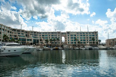 Marina, Herzliya, İsrail 'e demirlemiş modern mimari ve yelkencilik yatları.