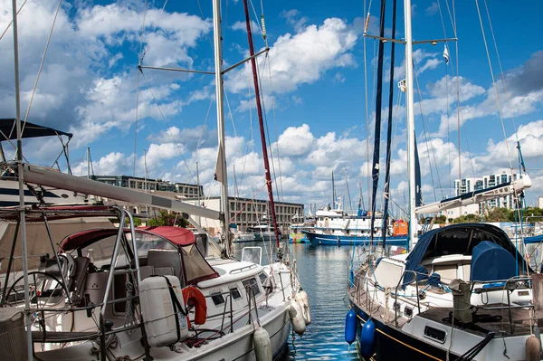 著名的Herzliya Marina与帆船 以色列 — 图库照片