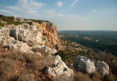Adamite Park 'tan Batı Celile' nin yamaçlı manzarasına.