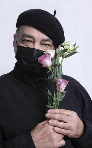 Man Black Medical Mask Holds Bouquet Pink Flowers — Stock Photo, Image