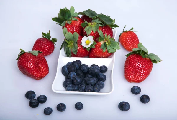 Baies Fraîches Fraises Isolées Sur Fond Blanc — Photo