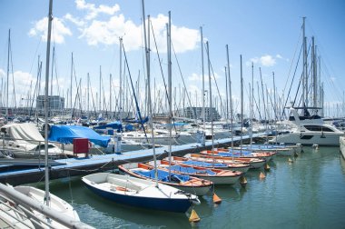 Yelkenli yatları olan ünlü Herzliya Marina. İsrail.