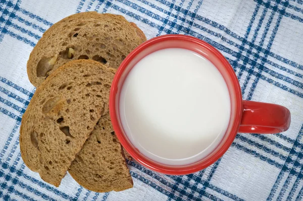 Frühstück Morgen Frisches Brot Und Eine Rote Tasse Milch — Stockfoto