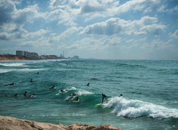 Les Surfeurs Sur Une Planche Surf Surfent Sur Les Vagues — Photo