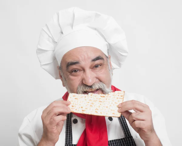 Chef-kok met matza brood — Stockfoto