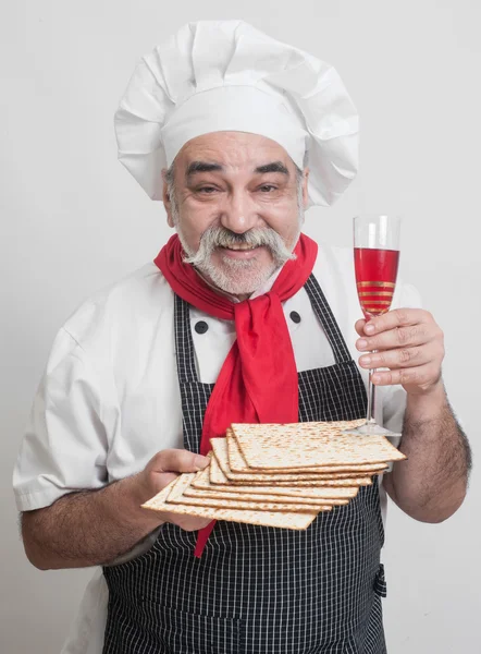 Chef com vinho e pão matza — Fotografia de Stock