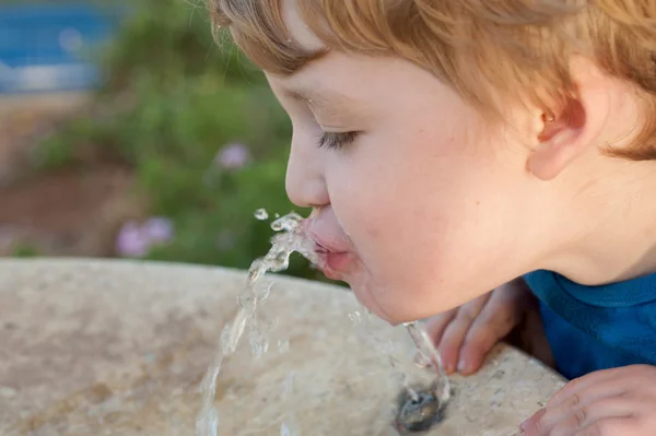 Peuter drinken uit de Waterfontein — Stockfoto