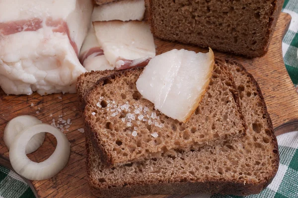 Ekmek ve soğan ile tuzlanmış domuz yağı