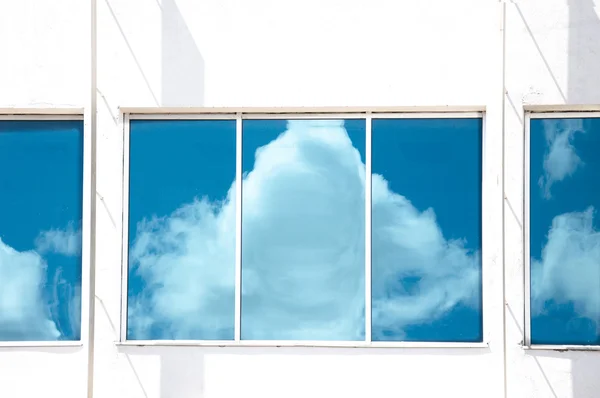Spiegelung des Himmels in den Fenstern — Stockfoto