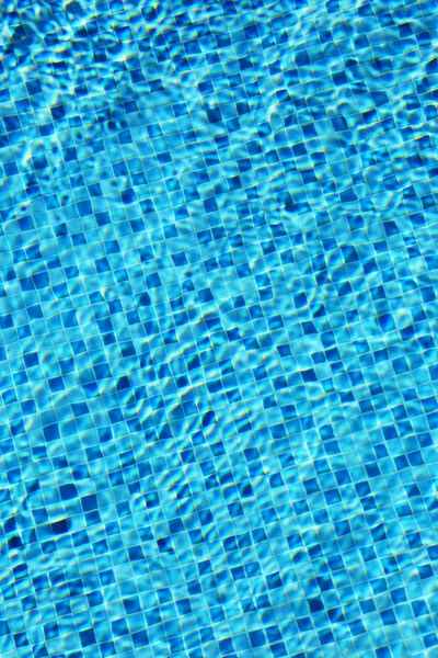 Waves on the surface of the water in the pool — Stock Photo, Image