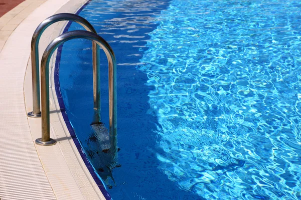 Piscina con barandillas metálicas — Foto de Stock