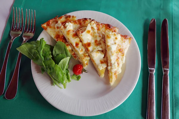 Ein paar Scheiben Pizza — Stockfoto