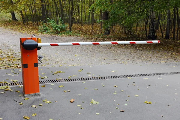 Silnice uzavřena s bariérou — Stock fotografie