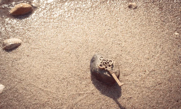 Göl kum için anahtar — Stok fotoğraf