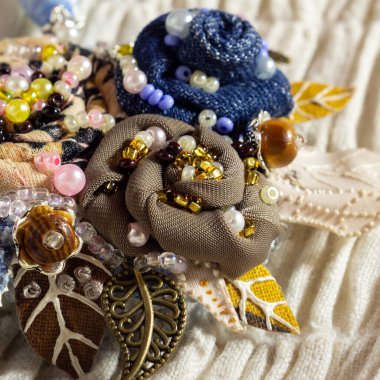 Nakışlı çiçekler. El işi.