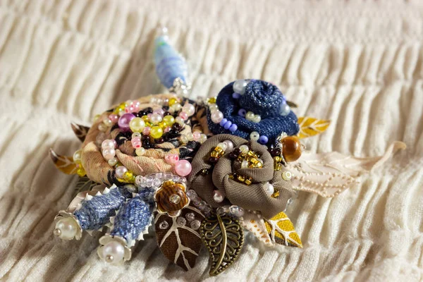 Broche textile avec fleurs brodées — Photo
