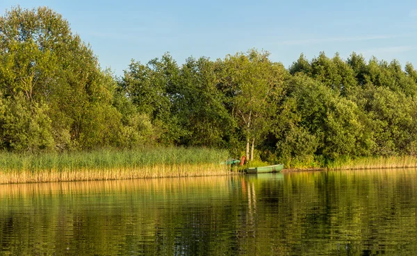 Barco en la orilla del lago Perhovo —  Fotos de Stock
