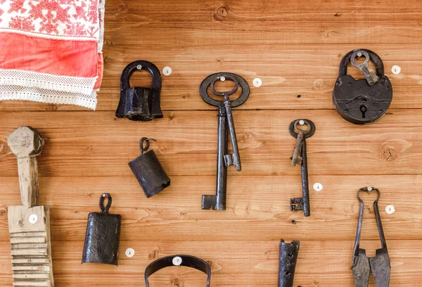Fechadura velha, chaves e outros artigos — Fotografia de Stock