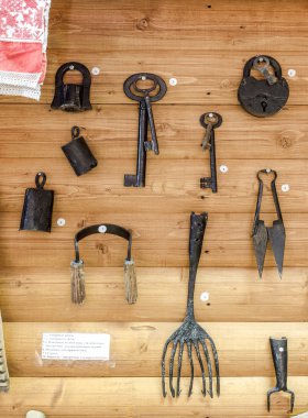 Eski kilit, anahtarları ve diğer öğeleri